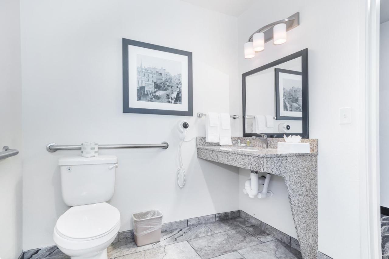 Hotel Cobblestone & - Janesville